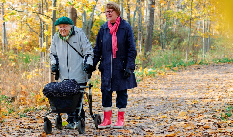 Viherympäristön myönteiset vaikutukset hyvinvointiin ja terveyteen ovat iäkkäillä voimakkaampia ja yhtenäisempiä kuin muilla aikuisilla. Kuva: Ikäinstituutti, Ossi Gustafsson. 