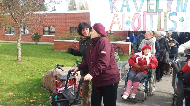 Ikäinstituutin henkilöstö ulkoili Helander-kodin asukkaiden kanssa Maunulassa valtakunnallisena iäkkäiden ulkoilupäivänä 6.10. Kuva: Elina Vuorjoki-Andersson.