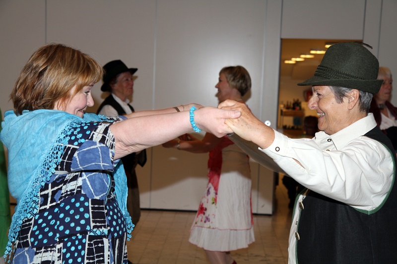 Ulla Salminen (1. vas) tanssii ISDC 2013 -tapahtumassa Tampereella.