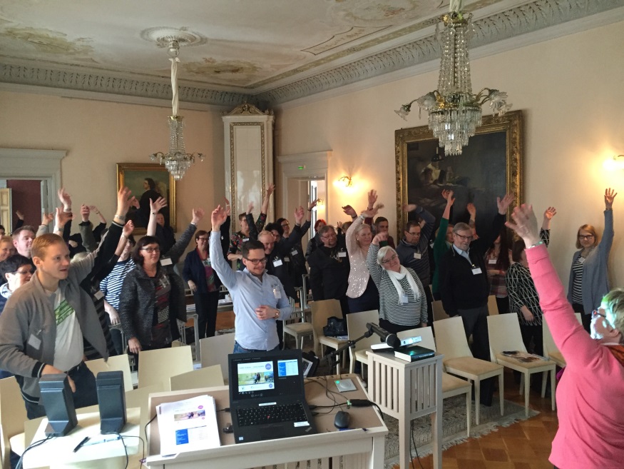 Oulun kärkiseminaarin osallistujat jumppatauolla maaliskuussa.