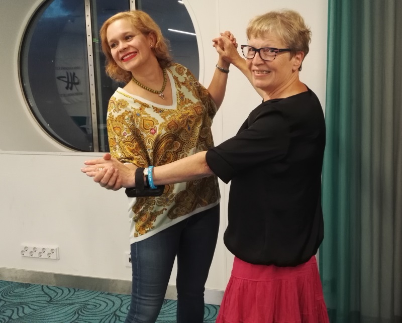 Senioritanssin aluekouluttajat Laura Cedras (vas.) ja Anneli Makkonen tanssivat senioritanssijoiden juhlareisteilyllä.
