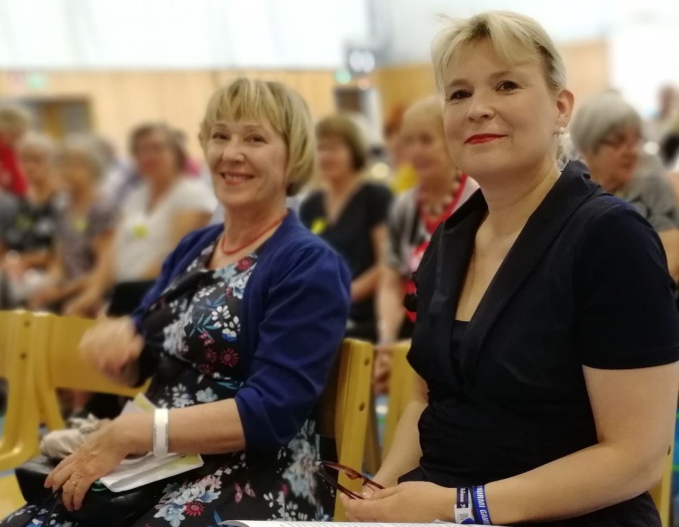 Suomen Kansainvälisen Senioritanssin Liiton kunniapuheenjohtaja Elina Karvinen (vas.) ja opetus- ja kulttuuriministeriön liikunnan vastuualueen johtaja Tiina Kivisaari Nordisk Träff 2018 avajaisissa.