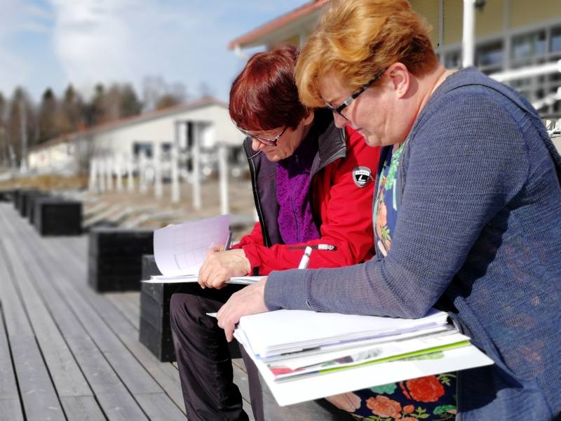 Aila Lybeck (vas.) valmentajaparinsa Päivi Palsan kanssa Elämäni eläkevuodet -valmentajakoulutuksessa. (Kuva: Ikäinstituutti / Taru Tanskanen)