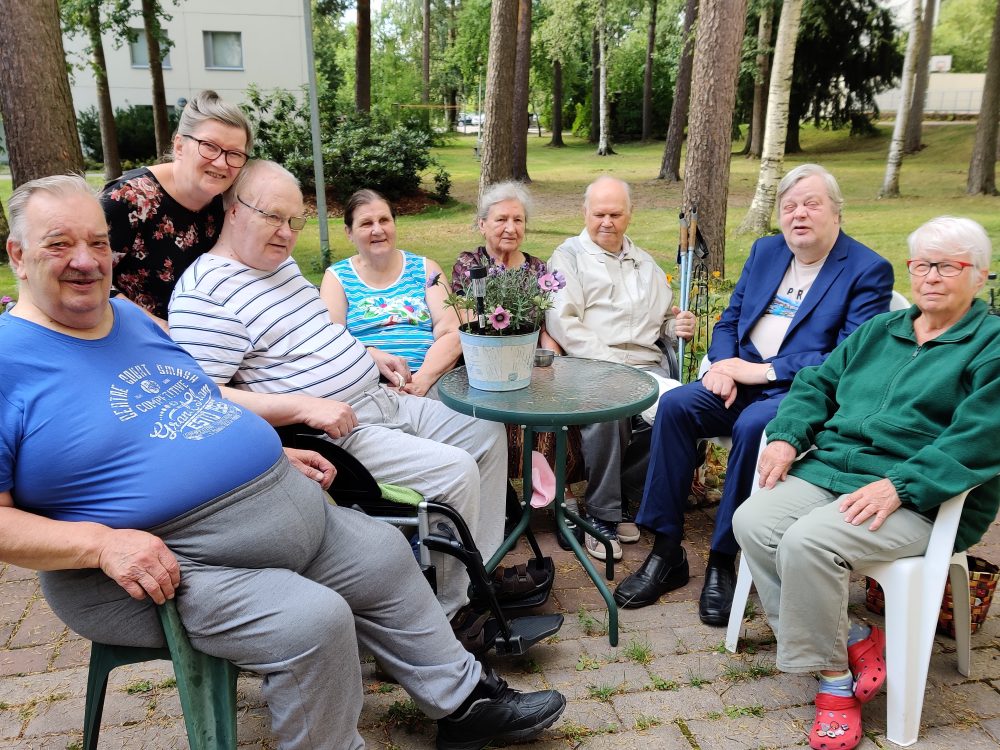 Yhdessäoloa pihalla.