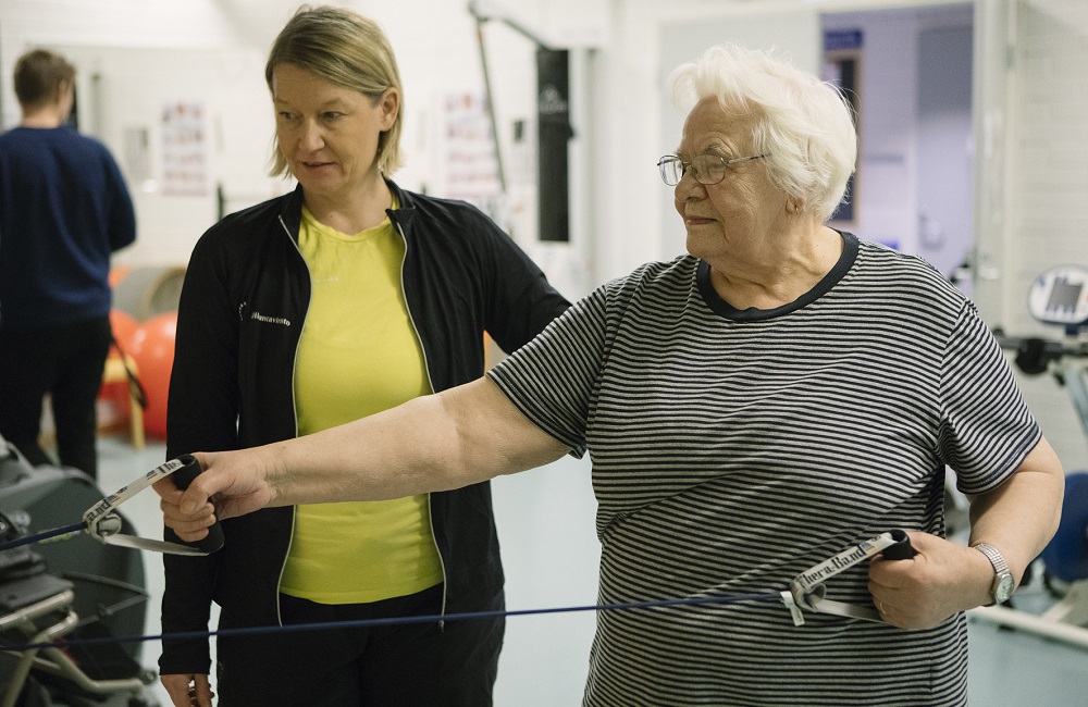 Kuntosaliharjoittelu on ikäihmiselle tehokas ja turvallinen vaihtoehto. Kuva: Ossi Gustafsson.