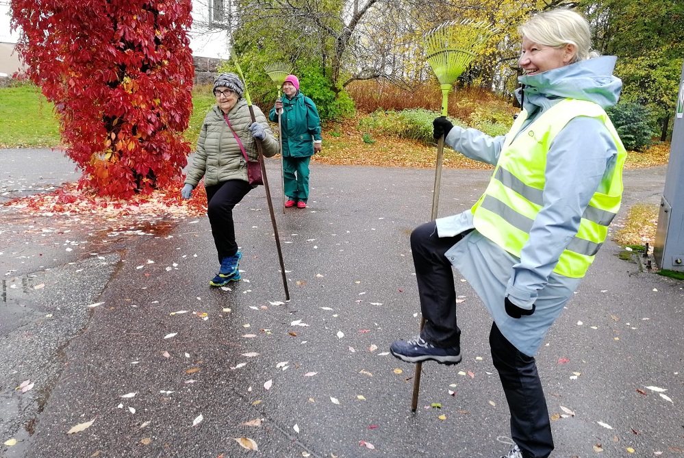 Ikäinstituutti järjesti valtakunnallisena iäkkäiden ulkoilupäivänä 6.10. tehtävärasteja Foibekartanon pihalle Vantaalla.