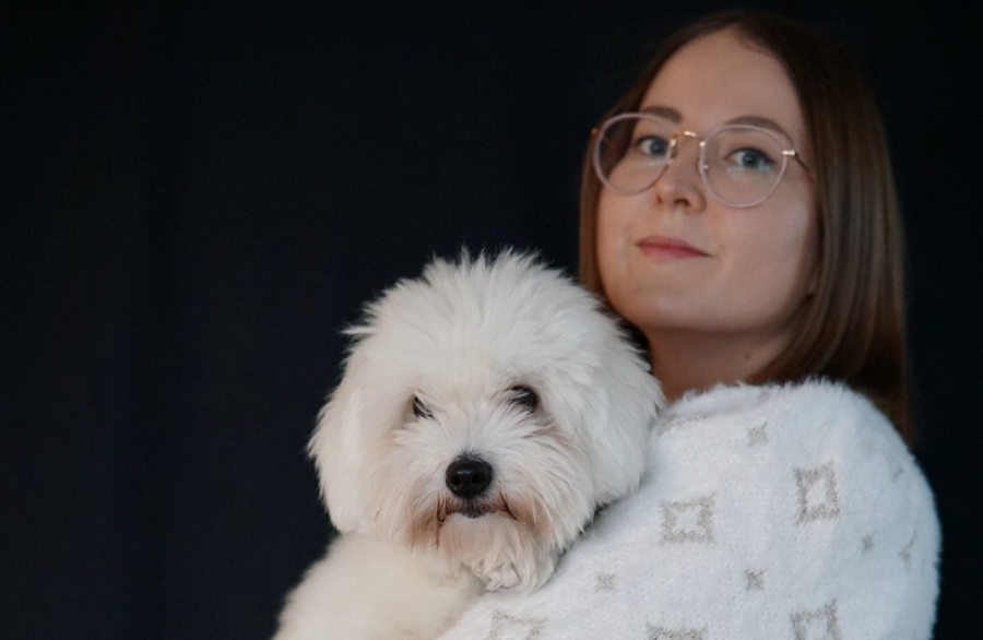 Ella ja Feta-koira jakavat ulkoilun iloa iäkkäälle