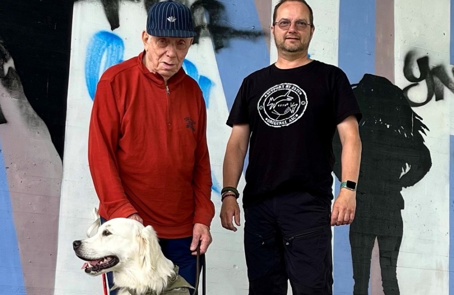 Harri, Raimo ja Martti-koira ulkoilevat miesporukalla