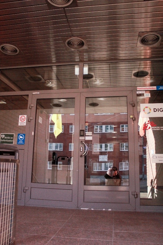 Ovet ovat lasiset ja karmit ovat metalliset.