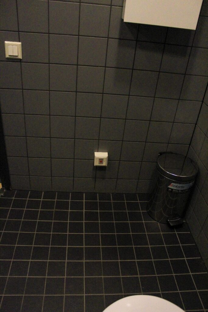 Hälytysnappi lattianrajassa.