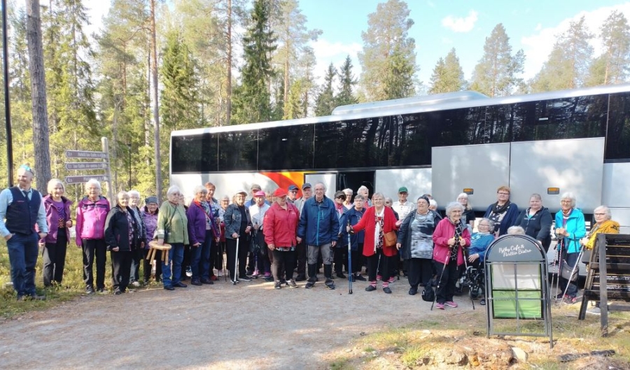 Ikäihmiset retkeilivät luonnossa – Ympäristöbonus mahdollisti ulkoilun 15 paikkakunnalla