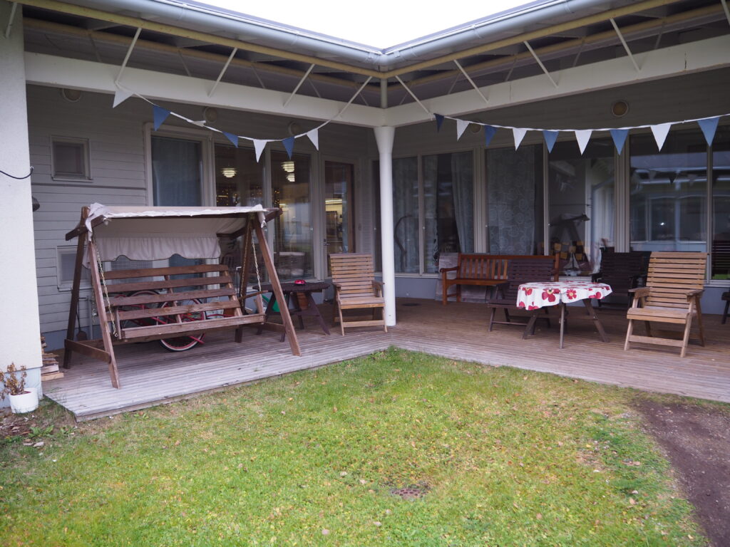 Palvelukeskuksen takapihan terassi. 