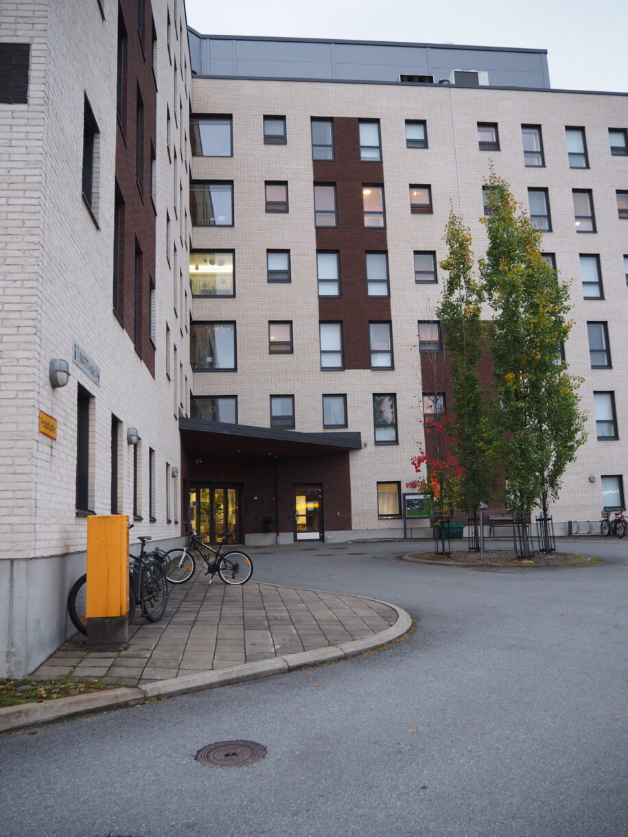 Kerrostalo, etualalla postilaatikko.
