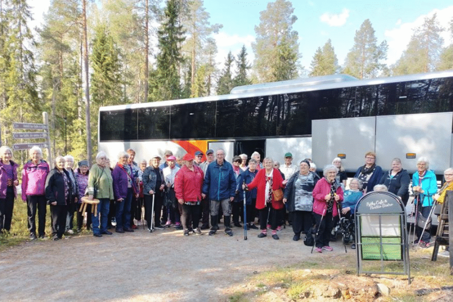 Ikäihmiset retkeilivät luonnossa – Ympäristöbonus mahdollisti ulkoilun 15 paikkakunnalla